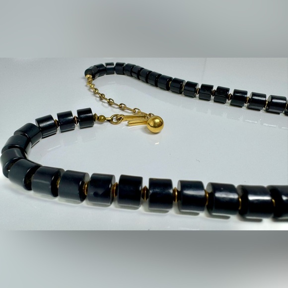 Vintage Signed Napier Black Lucite & Gold-tone Seed Bead Neckl - Picture 9 of 10